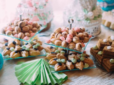 Renkli freshcream ile çerezleri yakından görmek metal tatlı kürsüde yer.