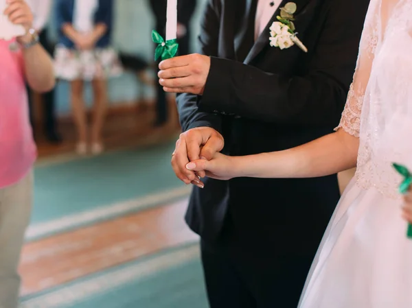 La vue rapprochée des jeunes mariés se tenant la main pendant la cérémonie de mariage . — Photo