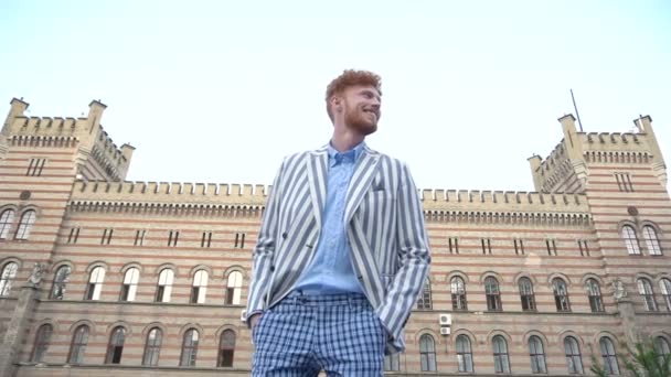 Moderno jengibre sonriente cabeza hombre elegante vestido caminando calle Catwalking posando profiling . — Vídeo de stock