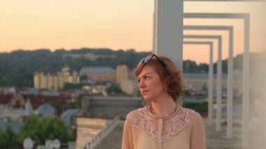 Şehir Köprüsü üzerinde yürüme ve hayat hakkında düşünme hüzünlü güzel şık genç kadın