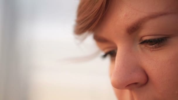 Grande close-up de jovens mulheres pensativas rosto — Vídeo de Stock