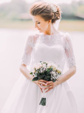 Beyaz düğün buket gül, arka plan bulanık gelinin oluşuyordu.