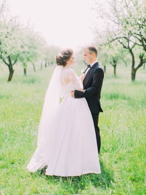 Yeni evliler alanında sarılma dikey yan görünüm.