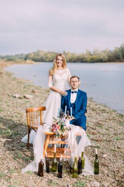 Gelin behing oturma damat'ın kıyısında yer masada duruyor.