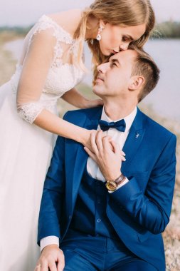 Gelin Damat alnından öpmek hassas portresi. Yakın çekim görünümü.