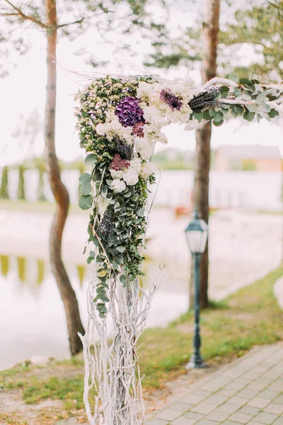 야외 결혼식 구성입니다. 다채로운 꽃과 허브 장식 웨딩 아치 부분. — 스톡 사진