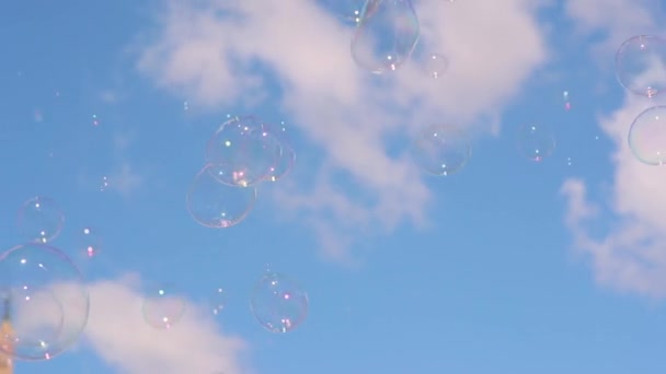 Vidéo de milliers de bulles de savon flottant dans le ciel. Un nuage de bulles scintillantes flottant vers le ciel. Vidéo 4K . — Video