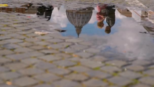 Video van reflectie in de plas. Prachtig jong koppel knuffels en kussen in het centrum van Rome. 4k video. — Stockvideo
