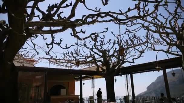 Video de una joven y hermosa pareja bailando en la terraza. En el fondo montañas italianas. Increíble vista y ambiente perfecto. Vídeo 4K . — Vídeo de stock