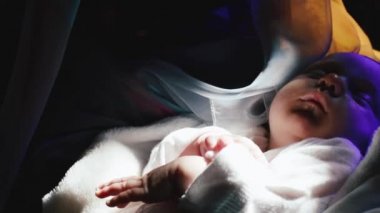 Ortodoks, Hıristiyanlık, kilise. Holly Mary gibi anne görünüyor kilise onun kollarında uyuyan bir çocuk ile ayakta