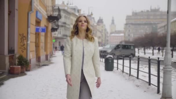 Mujer bastante sonriente con idea de pelo blanco en la calle de invierno — Vídeos de Stock