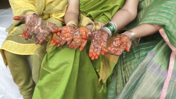 Trois Indiennes montrent leurs mains décorées de mehndi. Vue rapprochée des femmes en sari. Pas de visages . — Video