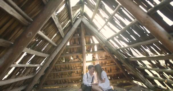 Mladý krásný pár v Karpatských horách. Romantická datování nebo milování za slunečného dne. Atmosférické. 4k. — Stock video