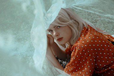 Portre. Güzel yalancı kadın papatya tarlasında eğleniyor, güzel kız dışarıda dinleniyor. Yakın plan.