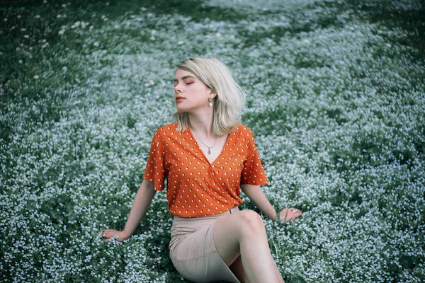 Mulher bonita desfrutando de campo de margarida, menina bonita relaxante ao ar livre Imagens De Bancos De Imagens