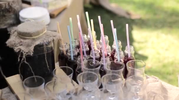 결혼 잔치에서 밀짚을 싸서 탁자 위에 놓인 포도주, 맥주, 물, 청량 음료 — 비디오