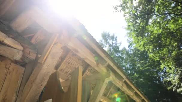 Деревянный дом на крыше с красивым садом — стоковое видео