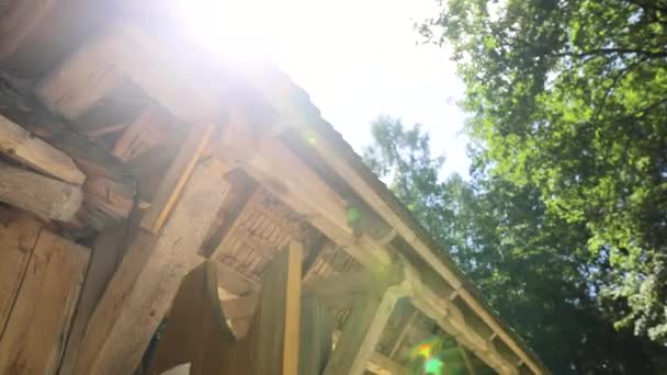 La maison sur le toit en bois avec jardin béatifiant 