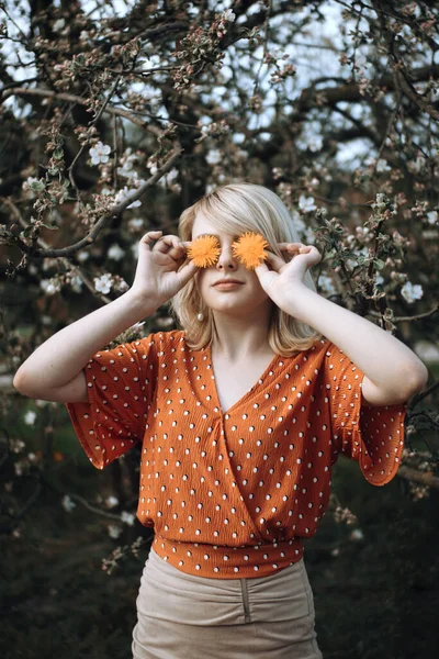 Close-up retrato de mulher bonita em pé entre ramos, menina bonita relaxante ao ar livre. Cores laranja suaves. Parque — Fotografia de Stock