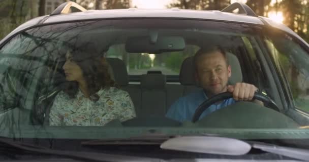 Un hombre y una mujer viajan en un coche sin cinturones de seguridad — Vídeos de Stock