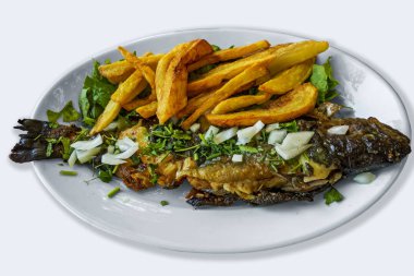 Kızarmış alabalık patates ve yeşillik ile.