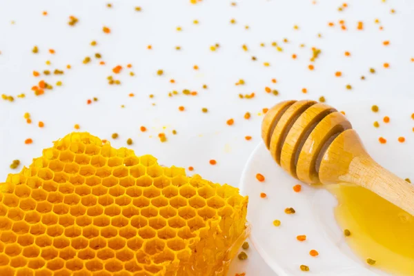 Petos de miel y dipper.Pollen miel sobre un fondo blanco — Foto de Stock