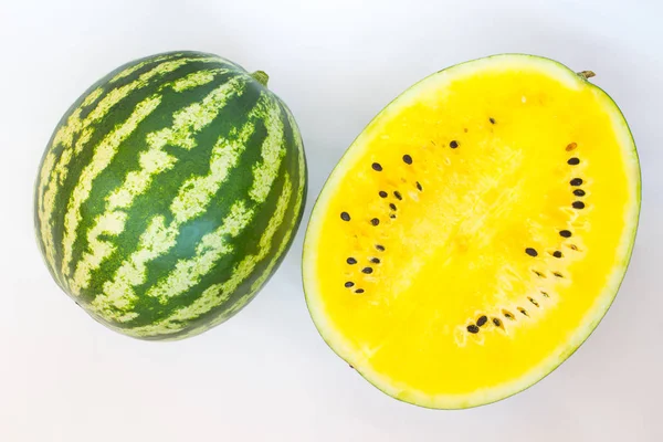 Groen met witte strepen watermeloen. De helft van de gele watermeloen — Stockfoto