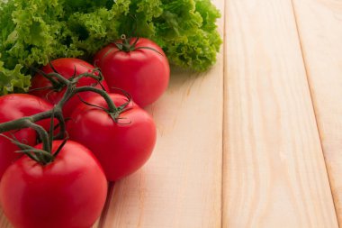 Masanın üzerine domates yeşil sebzeler