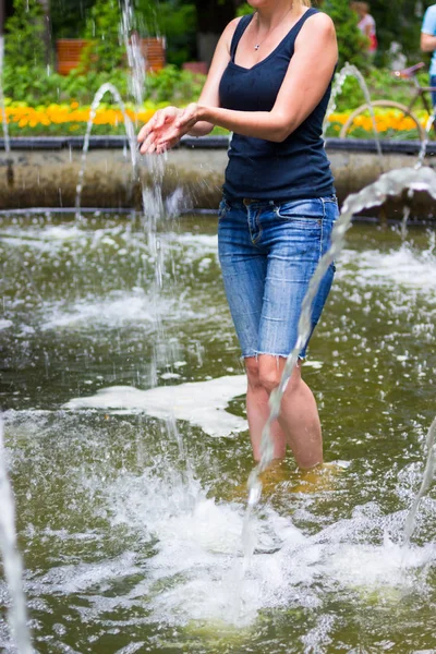 Fontana cittadina, mano nella mano del corso d'acqua — Foto Stock