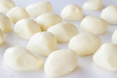 Beyaz arka plan üzerinde mozzarella topları