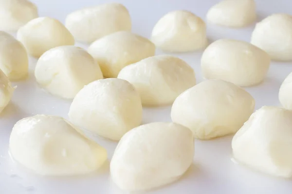 Mozzarella palle su sfondo bianco — Foto Stock