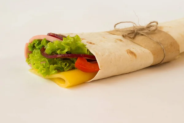 Roll Tortilla mit Kräutern, Käse und Fleisch auf weißem Hintergrund — Stockfoto