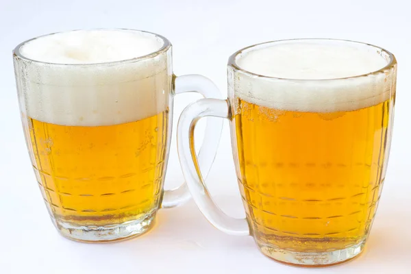 Zwei Krüge Bier auf weißem Hintergrund — Stockfoto