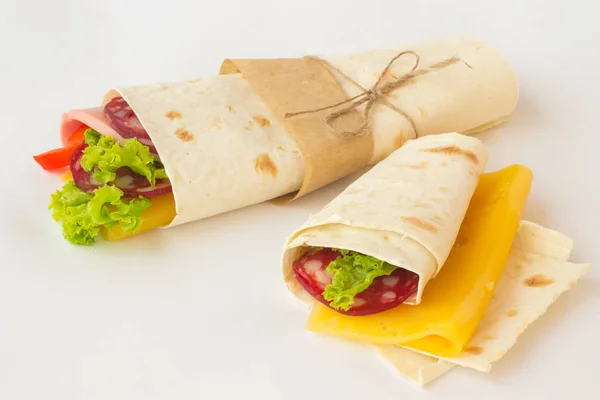 Tortilla-Rollen mit geräuchertem Fleisch und Gemüse auf weißem Hintergrund — Stockfoto