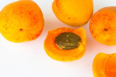  Kayısı beyaz zemin üzerinde. Yakın çekim