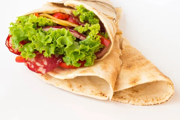 Beyaz arka plan üzerinde otlar, peynir ve et ile tortilla rulo — Stok fotoğraf