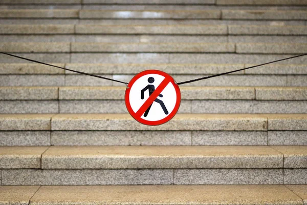 Žulové schodiště a znamení "průchod zakázán" — Stock fotografie