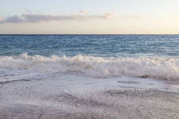 Mariene achtergrond. Zeeschuim aan de kust bij zonsopgang — Stockfoto