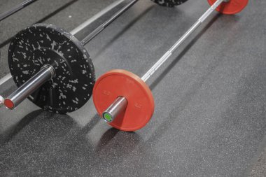 Spor geçmişi. Spor salonunda halterler.