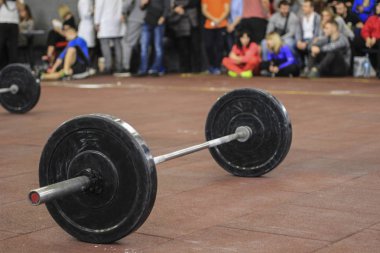 Spor geçmişi. Kettlebell ve halter spor salonunda.
