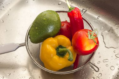 Lavaboda sebze yıkama, diyet gıda konsepti.
