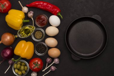 Kızartma tavası, yumurta ve domates, sarı ve kırmızı biber, sarımsak, 