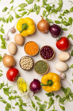 Sağlıklı bir diyet için sebze, sarı ve kırmızı biber., 