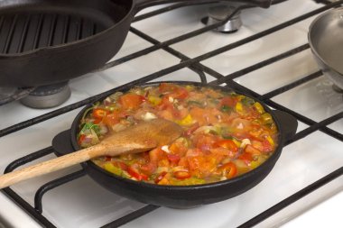 Sebzeler tavada pişirildi. Ev yapımı yemek. 