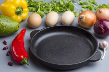 Kızartma tavası. Sağlıklı bir diyet için sebze, yumurta, biber.