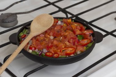 Sebzeler tavada pişirildi. Ev yapımı yemek. 