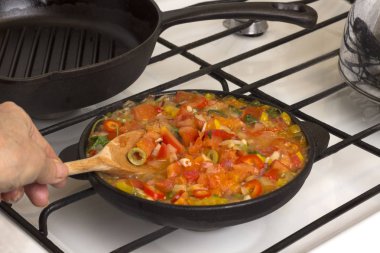 Sebzeler tavada pişirildi. Ev yapımı gıda konsepti.