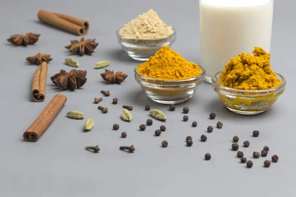 Latte in vetro con ingredienti per cucinare Bevanda indiana curcuma — Foto Stock