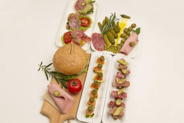 Sortimento de canapés com salmão, bacon, queijo, picles em branco — Fotografia de Stock