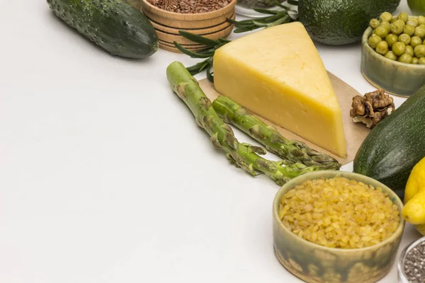 Conjunto de alimentos saludables: verduras de hoja de queso, nueces de frijol, quinua — Foto de Stock